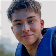 Estudiante universitario enseña bases de materias varias